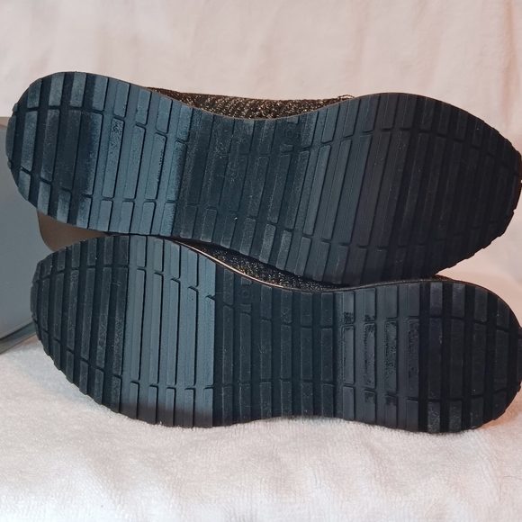 Size 6 Urban Sport by J/Slides NYC Orion Lifestyle Sneaker black/gold metallic - Picture 3 of 8